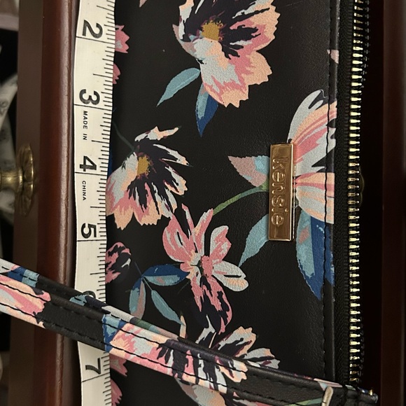 KENSIE wristlet. - Picture 5 of 5